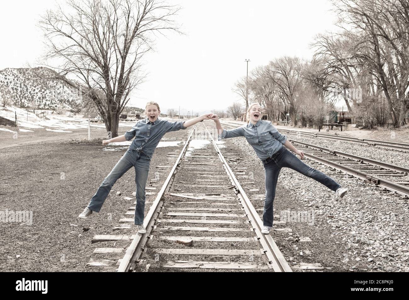 Pre teen Mädchen Freunde zu Fuß Eisenbahn Tracks zusammen, NM. Stockfoto