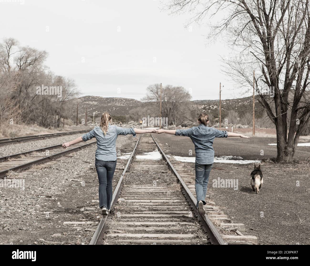 Pre teen Mädchen Freunde zu Fuß Eisenbahn Tracks zusammen, NM. Stockfoto