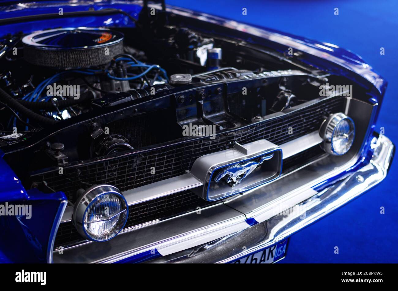 TURIN, ITALIEN - 25. MÄRZ 2018: Blue 1967 Ford Mustang auf einer Oldtimer-Ausstellung in Turin (Italien) am 25. märz 2018 Stockfoto