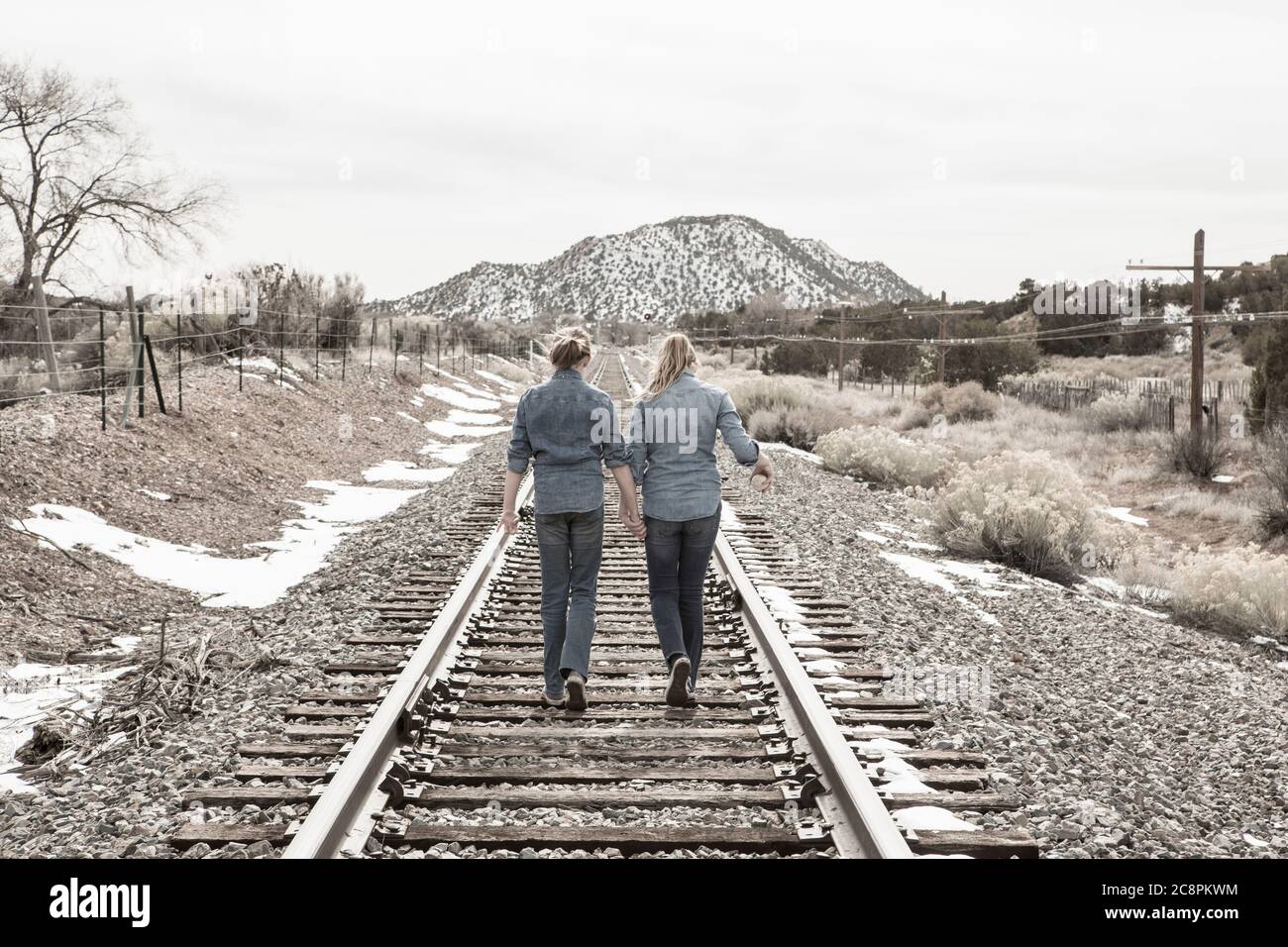 Pre teen Mädchen Freunde zu Fuß Eisenbahn Tracks zusammen, NM. Stockfoto