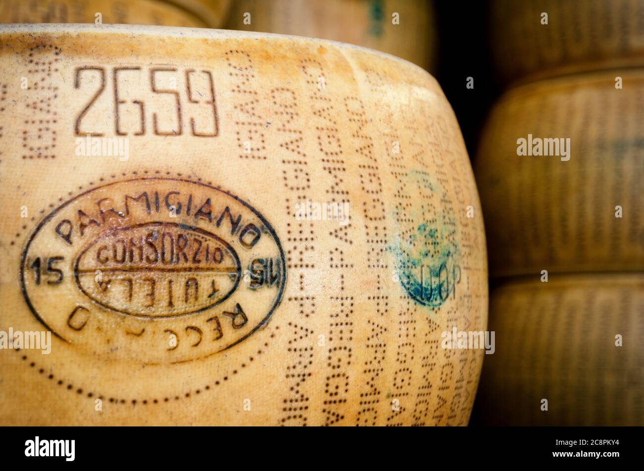 BRA, ITALIEN - 18. SEPTEMBER 2017: Viele Parmiggiano Reggiano (typisch italienischer Käse) Räder zusammen gestapelt in Bra (Piemont, Italien) am 18. september, Stockfoto