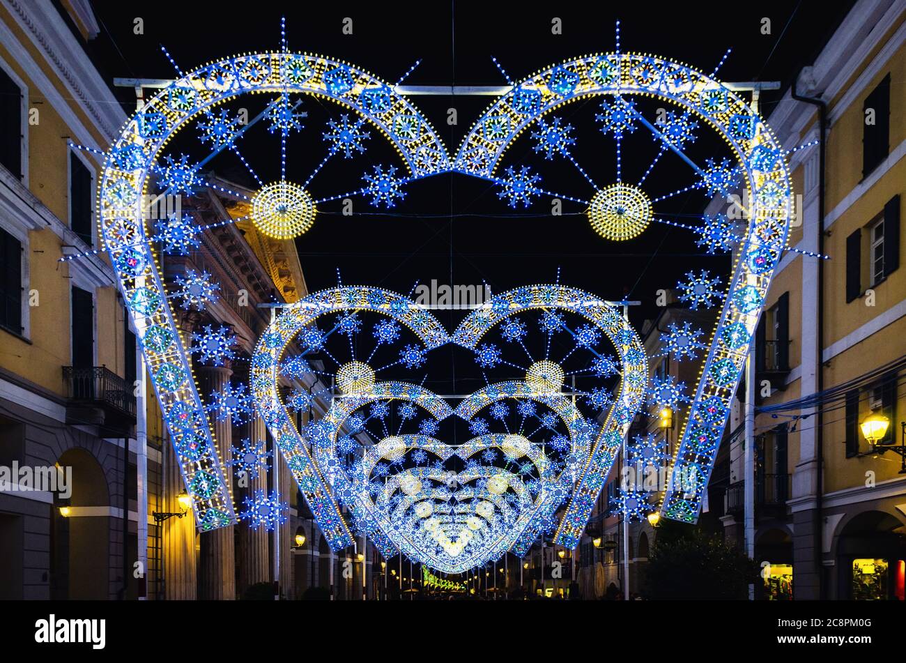 Licht- und Musikaufführung bei Nacht während der Cuneo Illuminata (beleuchtetes Cuneo), traditionelle öffentliche Messe in Cuneo (Piemont, Italien) Stockfoto