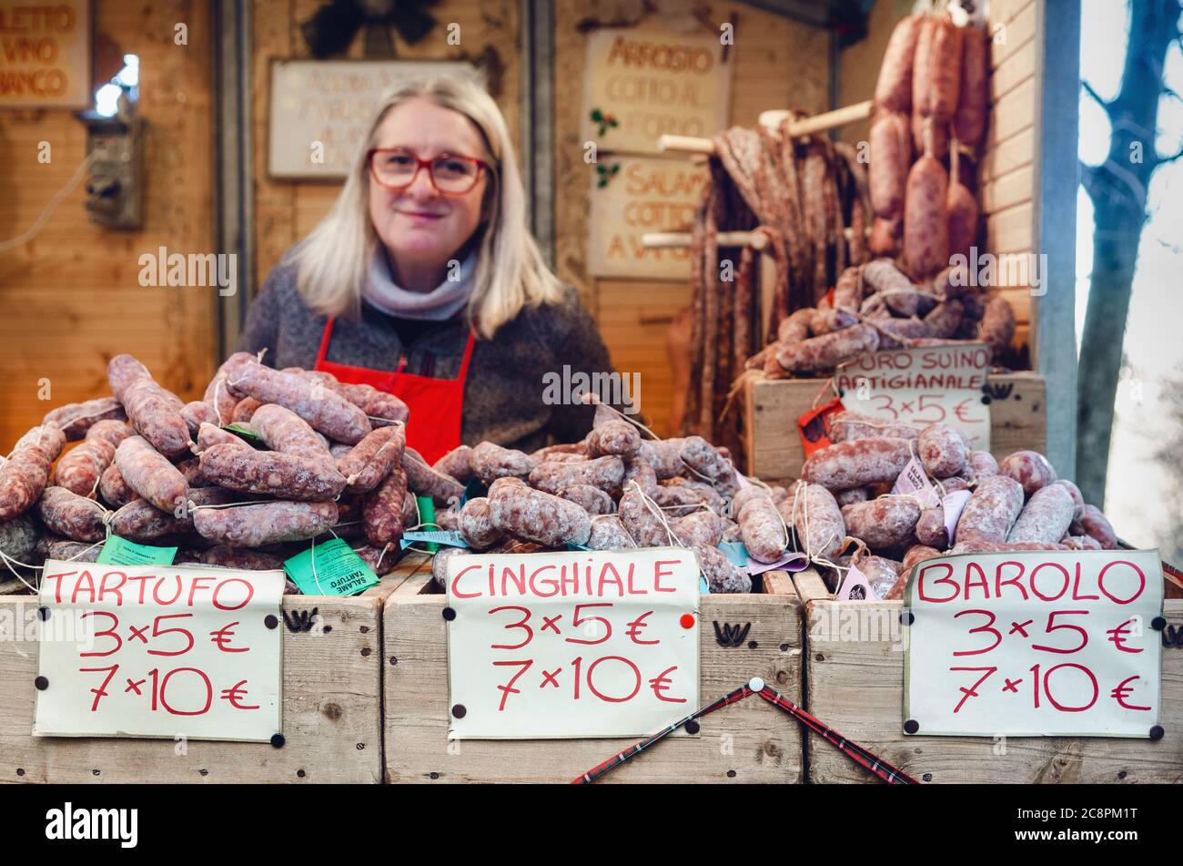 GOVONE, ITALIEN – 22. DEZEMBER 2019: Marktstand der italienischen Salami mit Trüffel (Tartufo), Wildschwein (Cinghiale) und barolo Wein gewürzt, mit Preisschildern A Stockfoto