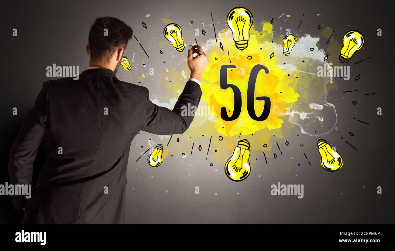 Geschäftsmann zeichnet bunte Glühbirne mit 5G-Kürzel, neues Technologie-Ideenkonzept Stockfoto