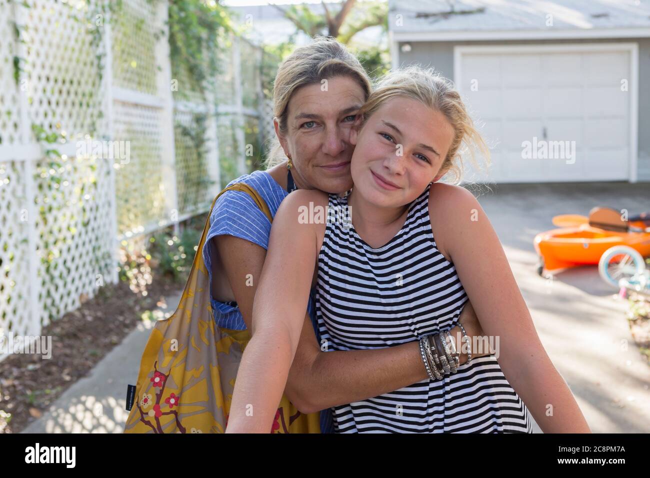 Porträt der Mutter und ihrer 12-jährigen Tochter, Georgien Stockfoto