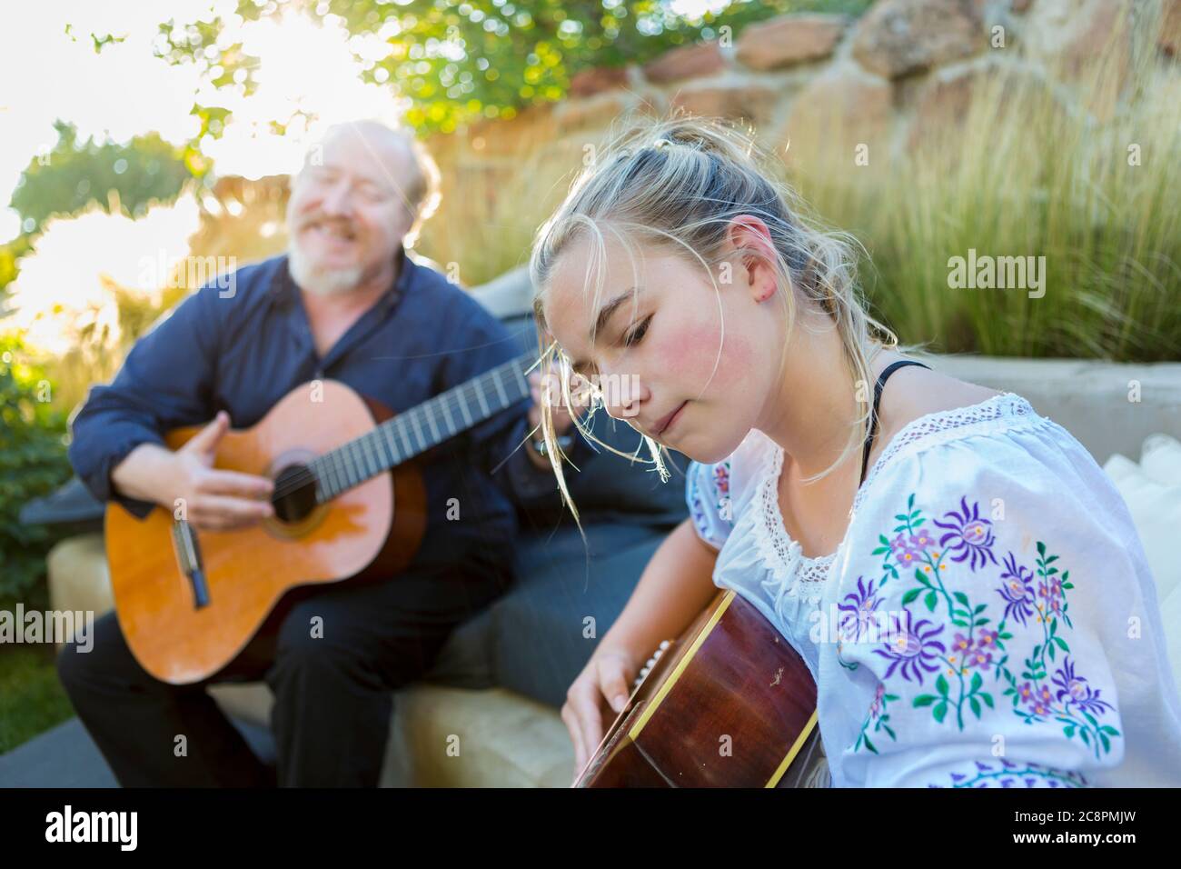 11-jähriges Mädchen spielt Gitarre Stockfoto