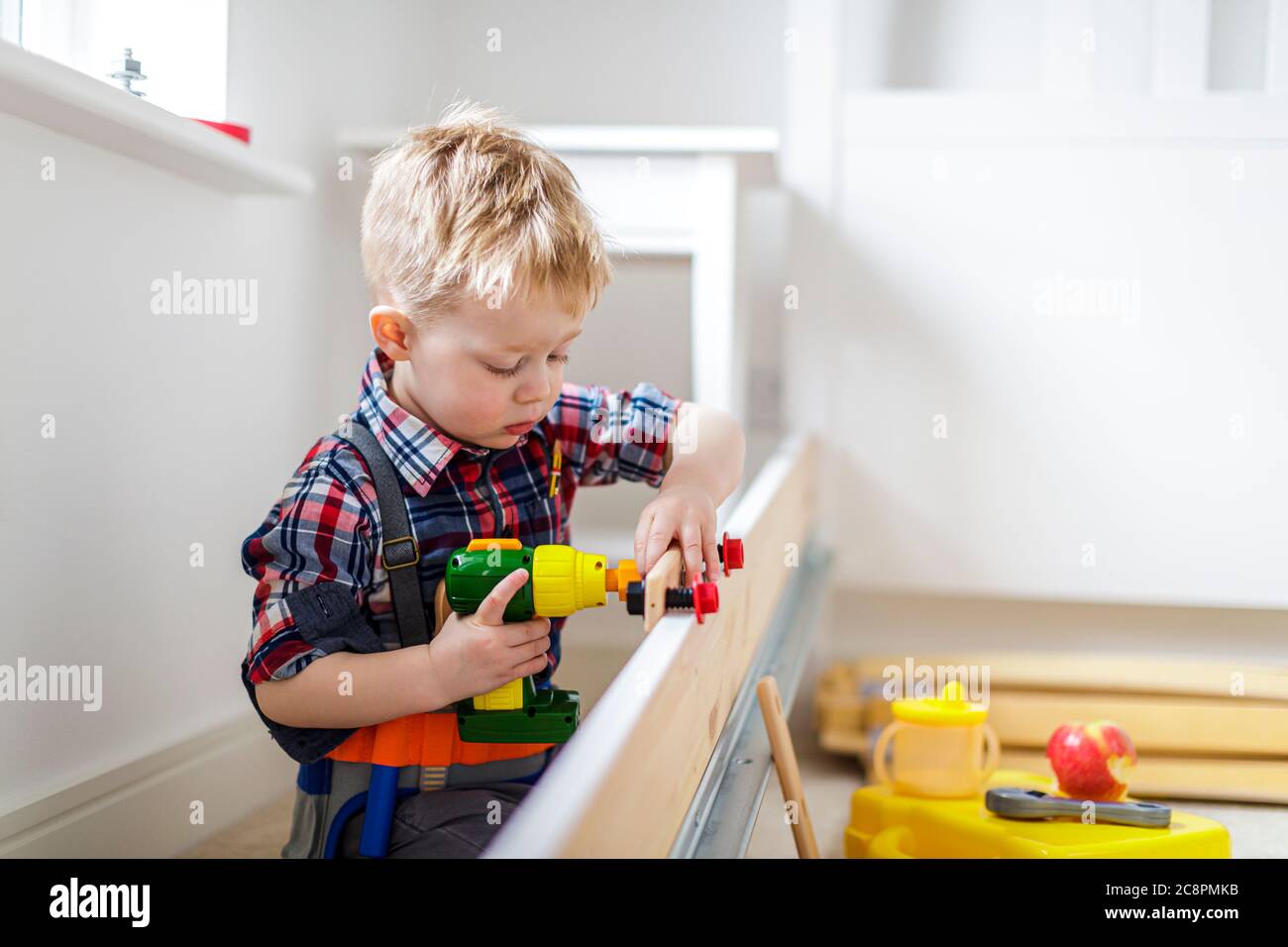 Kleiner Junge mit Spielzeug Elektrowerkzeug zu Hause Stockfoto