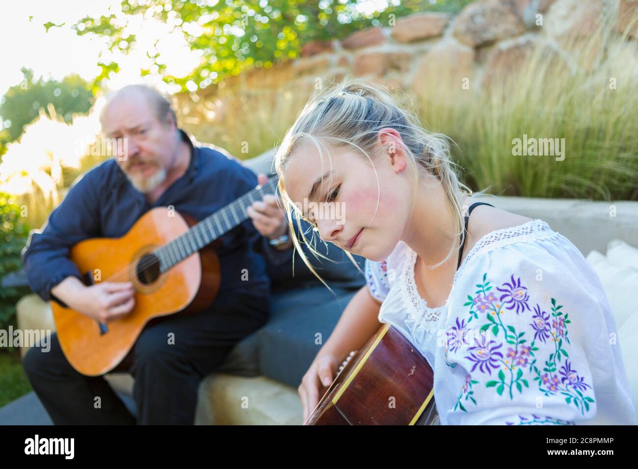 11-jähriges Mädchen spielt Gitarre Stockfoto