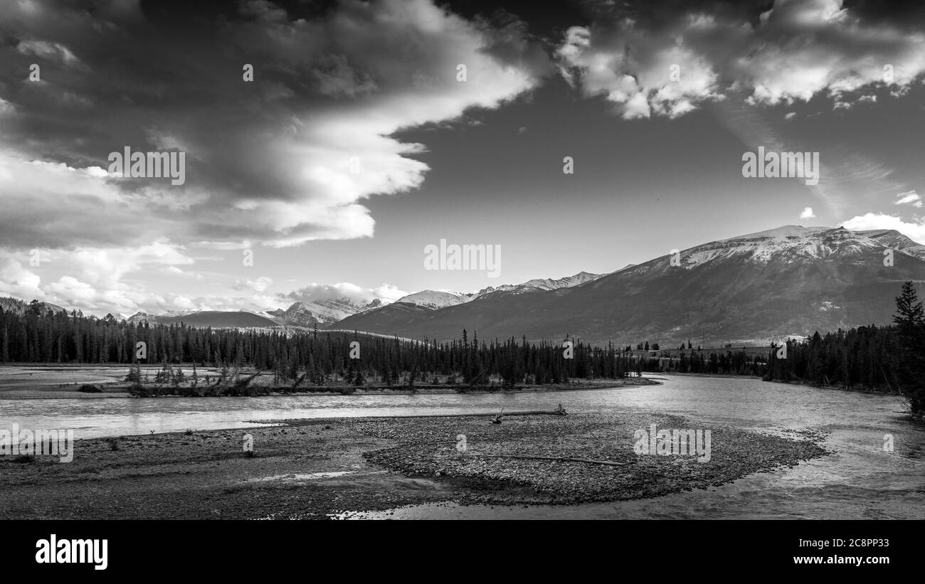 Schwarz-Weiß-Foto von Daybreak über dem Athabasca River in der Nähe der Stadt Jasper im Jasper National Park in den kanadischen Rocky Mountains Stockfoto