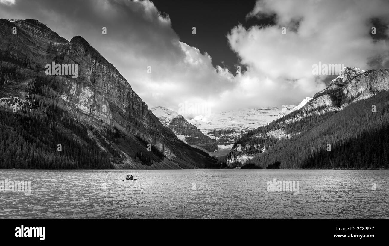 Schwarz-Weiß-Foto von Lake Louise in den Rocky Mountains im Banff National Park, Alberta, Kanada Stockfoto