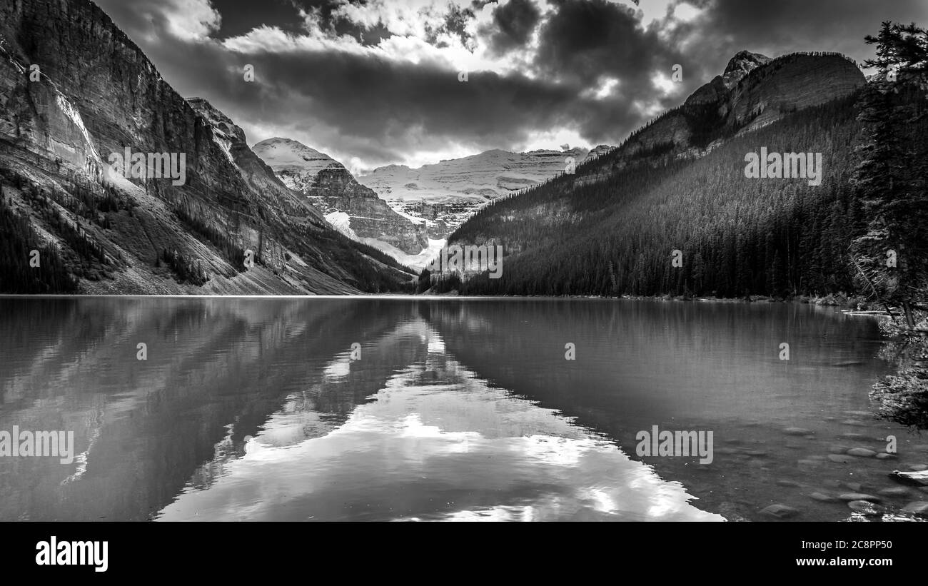 Schwarz-Weiß-Foto von Lake Louise in den Rocky Mountains im Banff National Park, Alberta, Kanada Stockfoto