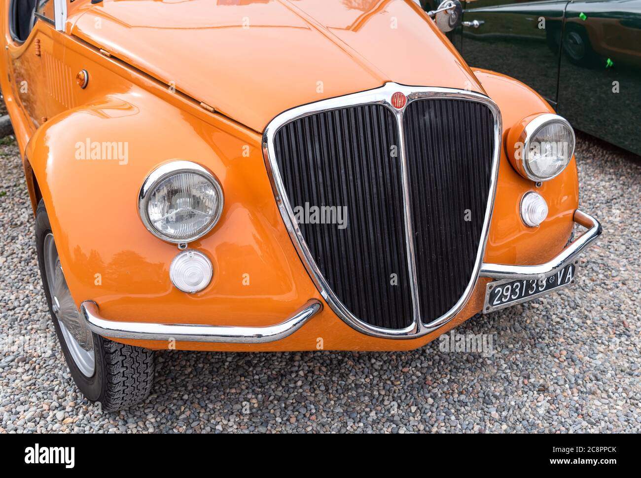 Die Vorderseite des italienischen Fiat Orange Classic Vintage, geparkt im historischen Zentrum von Varese, Italien Stockfoto