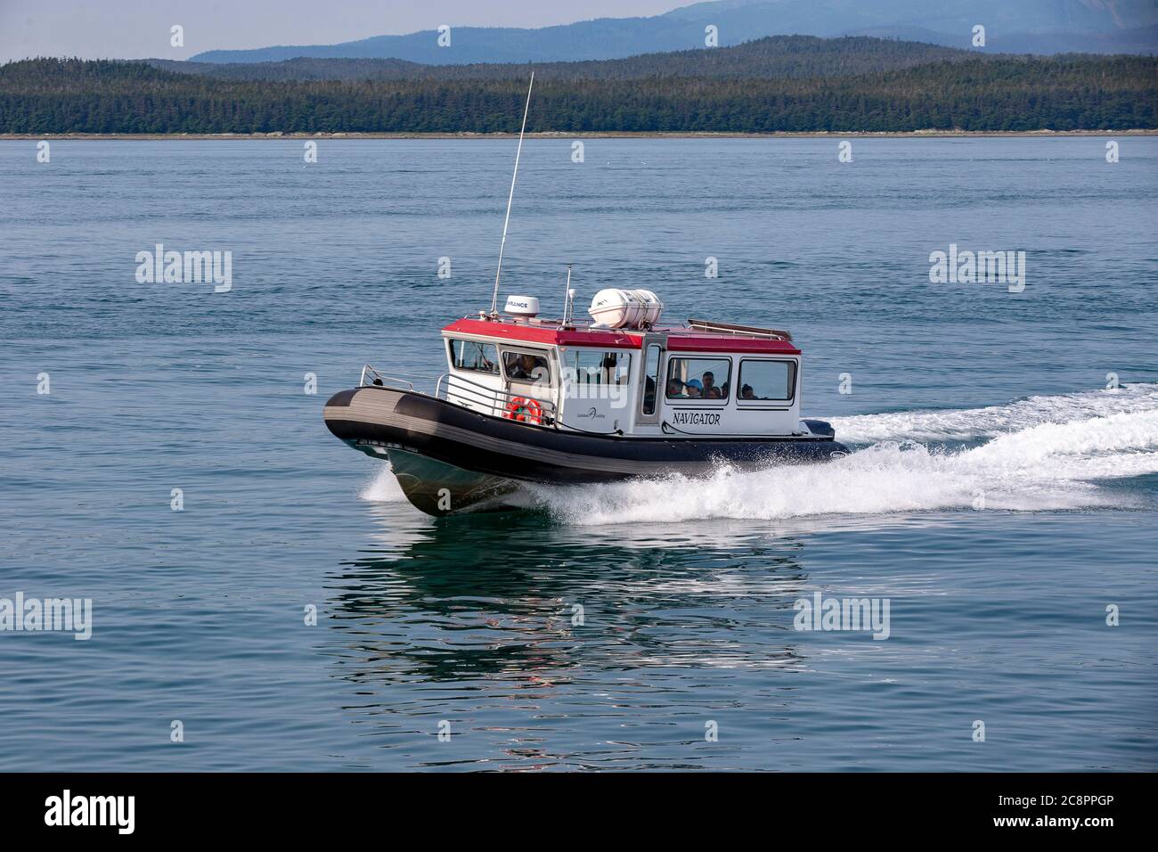 Juneau, Alaska. USA - 24. Juli 2018. Whale Watching Boot auf der Suche nach Buckelwalen in Auke Bay, Alaska Stockfoto