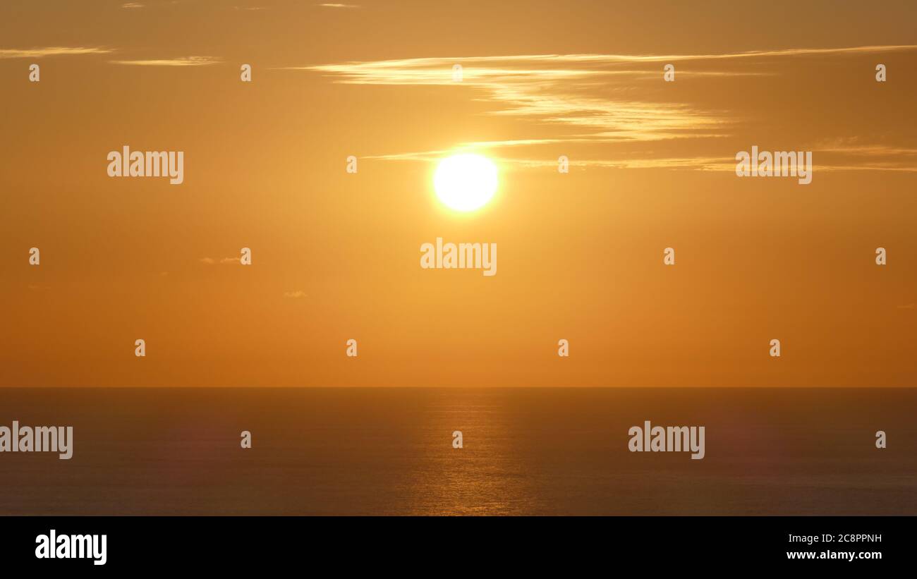 Sonnenuntergang und Spiegelungen im Kantabrischen Meer, Baskenland. Stockfoto