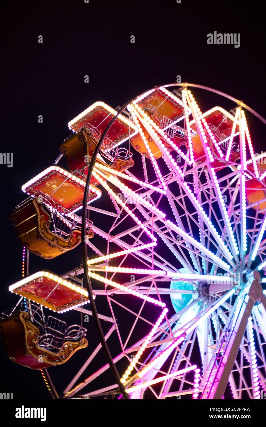 Bunte Riesenrad Bei Nacht Beleuchtet Von Neonlicht Vergnugungspark Rosolina Mare Venetien Italien Detail Vertikale Aufnahme Stockfotografie Alamy