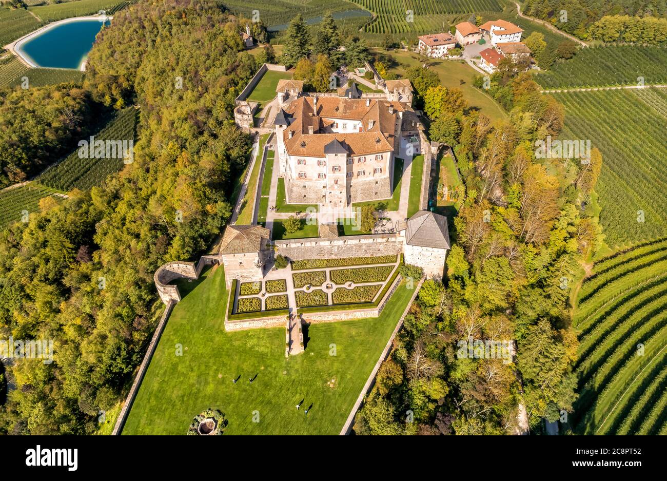 Luftaufnahme von Castel Thun, gotische, mittelalterliche Burg auf einem Hügel, Vigo di Ton, Provinz Trient, Italien Stockfoto