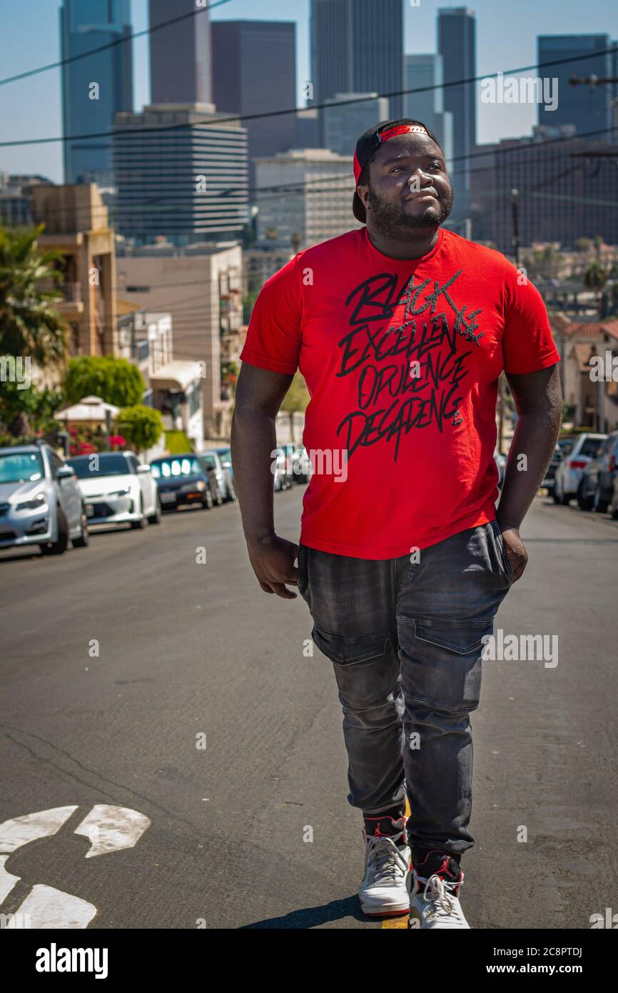 Afroamerikanischer Mann, der auf der Stadtstraße läuft Stockfoto
