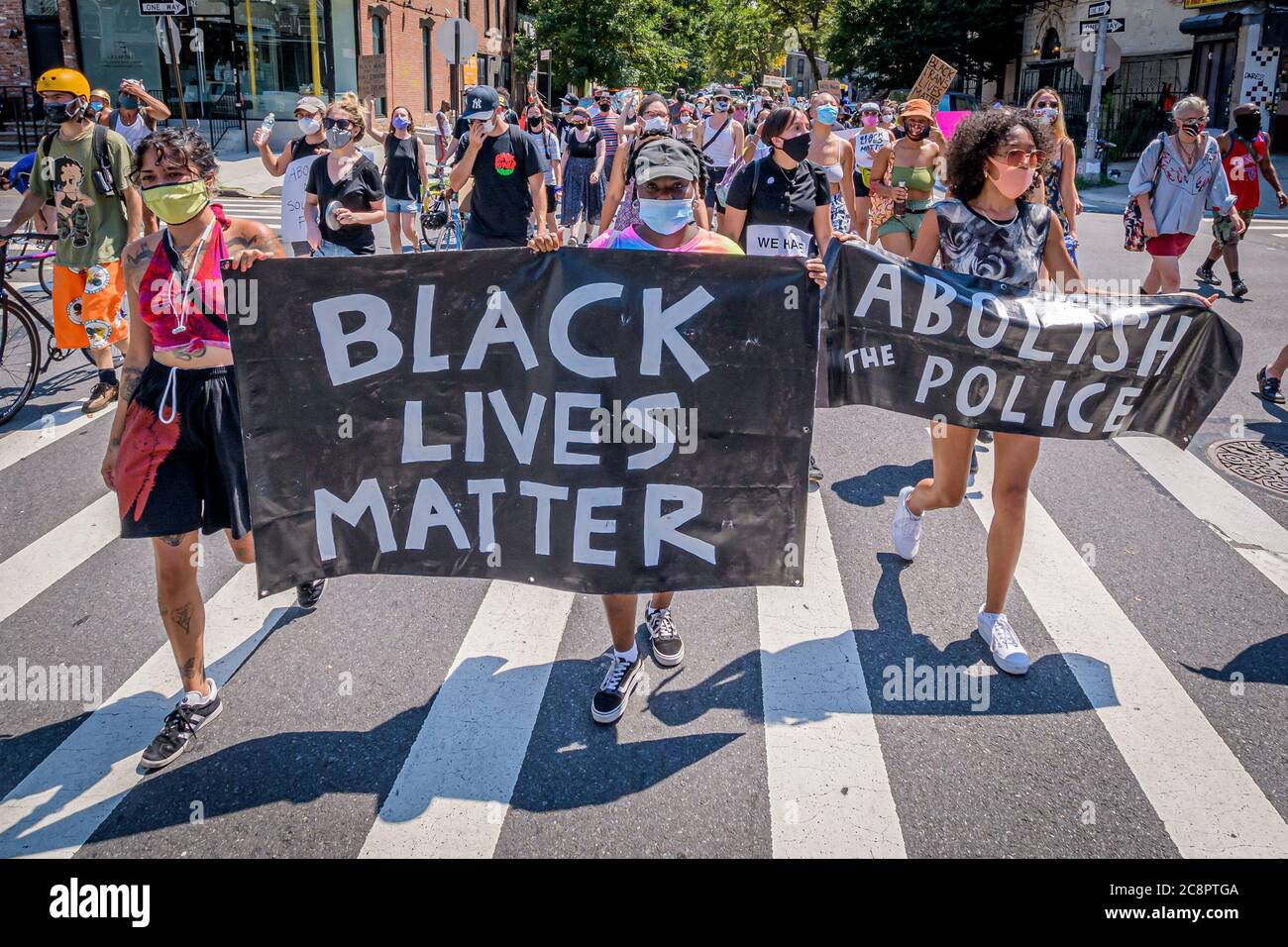 USA. Juli 2020. Brooklynites versammelten sich am 26. Juli 2020 im Irving Square Park zu einem marsch in den Straßen von Bushwick, um Gerechtigkeit für alle Opfer der Polizeibrutalität zu fordern, um Licht auf die Situation in Portland zu bringen, auch um einen lauten Aufruf zu machen, die NYPD zu definanzieren und in Gemeinden zu investieren. Straßenfahrer NYC nahmen Teil, indem sie Fahrräder schickten, um als Puffer zu fungieren und Demonstranten von Autos und Polizei zu schützen.(Foto von Erik McGregor/Sipa USA) Quelle: SIPA USA/Alamy Live News Stockfoto