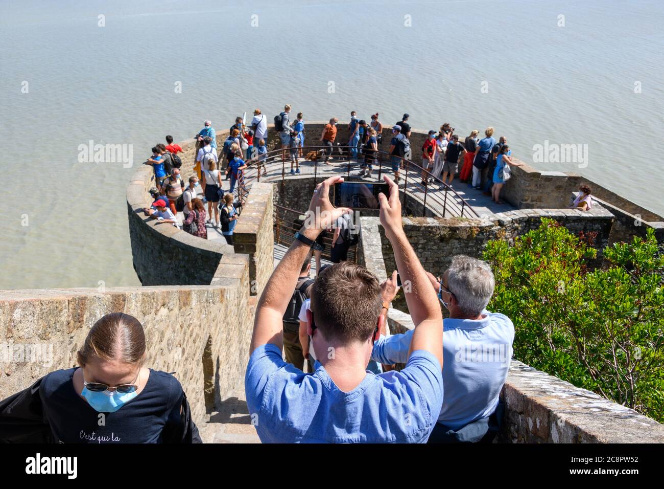 Mont St. Michel, Frankreich. Sonntag, 26. Juli 2020. Der Massentourismus ist wieder da mit großen Menschenmengen am Mont St Michel in Frankreich. Alle Menschen tragen Gesichtsmasken, aber keine soziale Distanzierung. Quelle: Thomas Faull/Alamy Live News Stockfoto