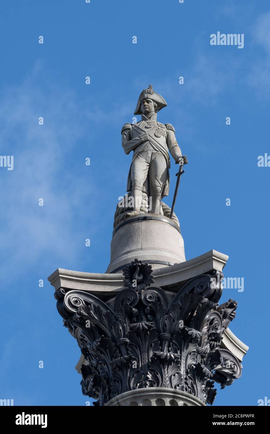 Die Statue von Lord Nelson auf der Nelson-Säule am Trafalgar Square in der City of Westminster. Stockfoto