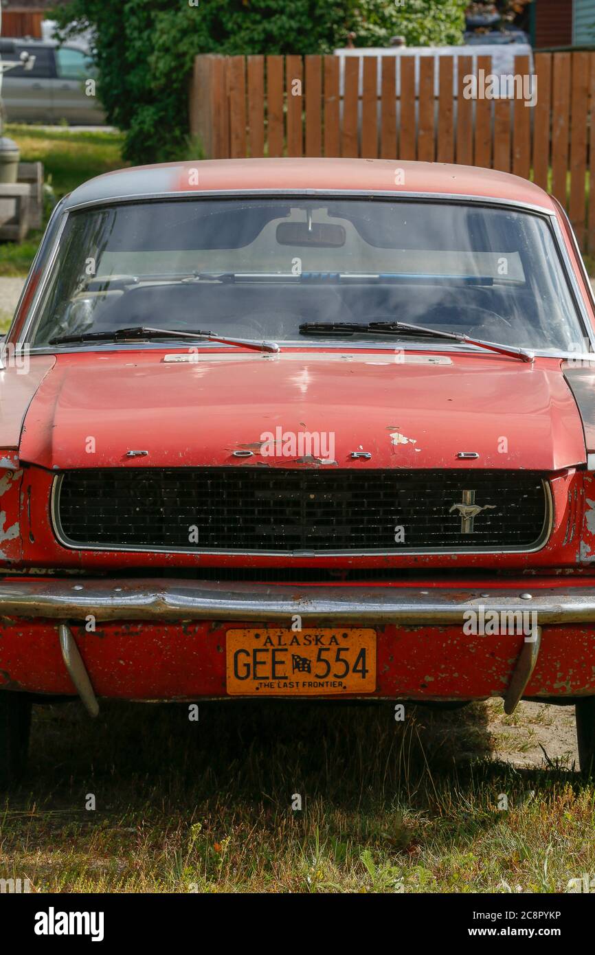 Skagway, Alaska - 25. juli 2018 - verlassene rote Mustang auf der Straße der historischen Stadt Skagway, Alaska Stockfoto