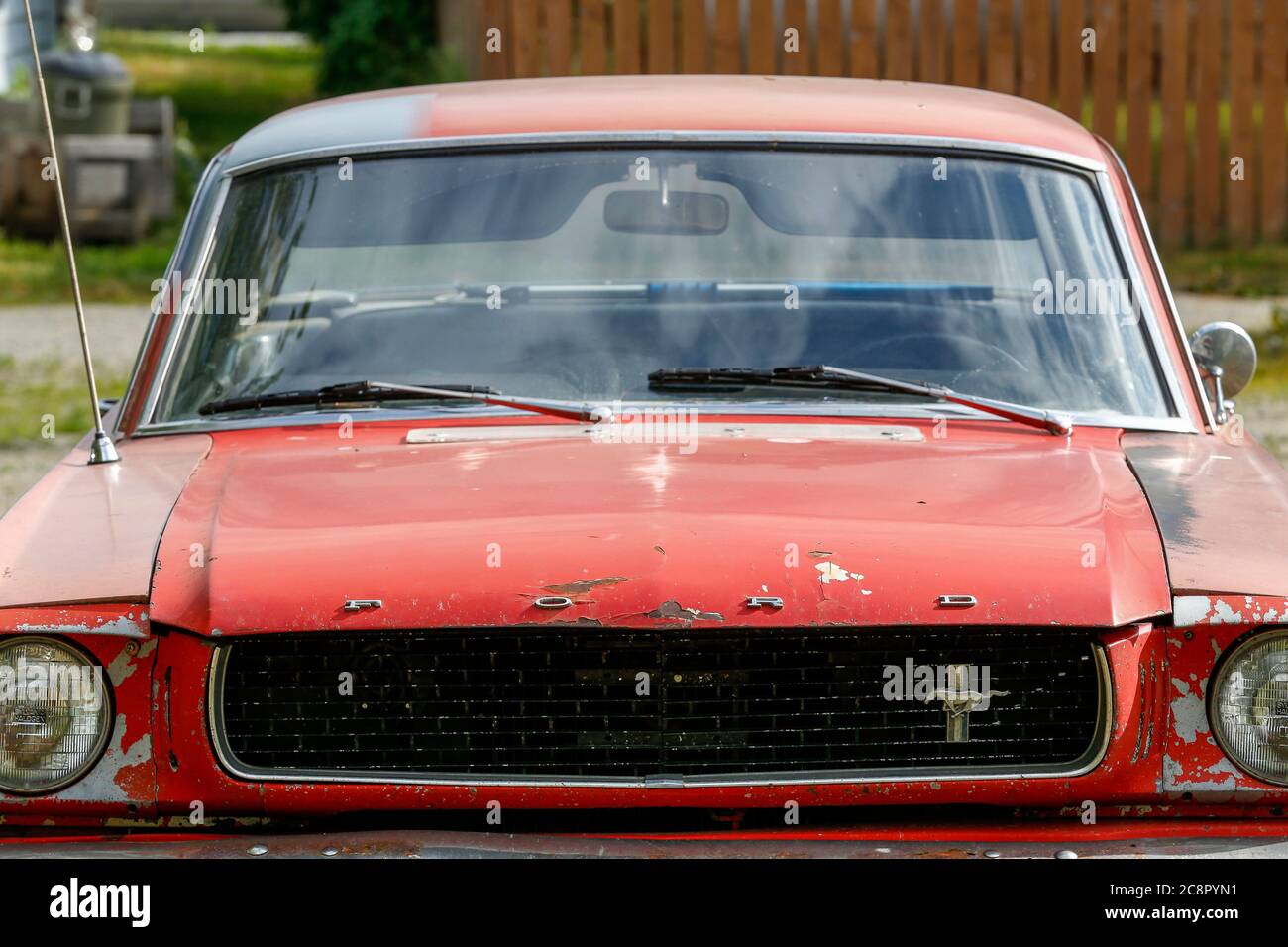 Skagway, Alaska - 25. juli 2018 - verlassene rote Mustang auf der Straße der historischen Stadt Skagway, Alaska Stockfoto