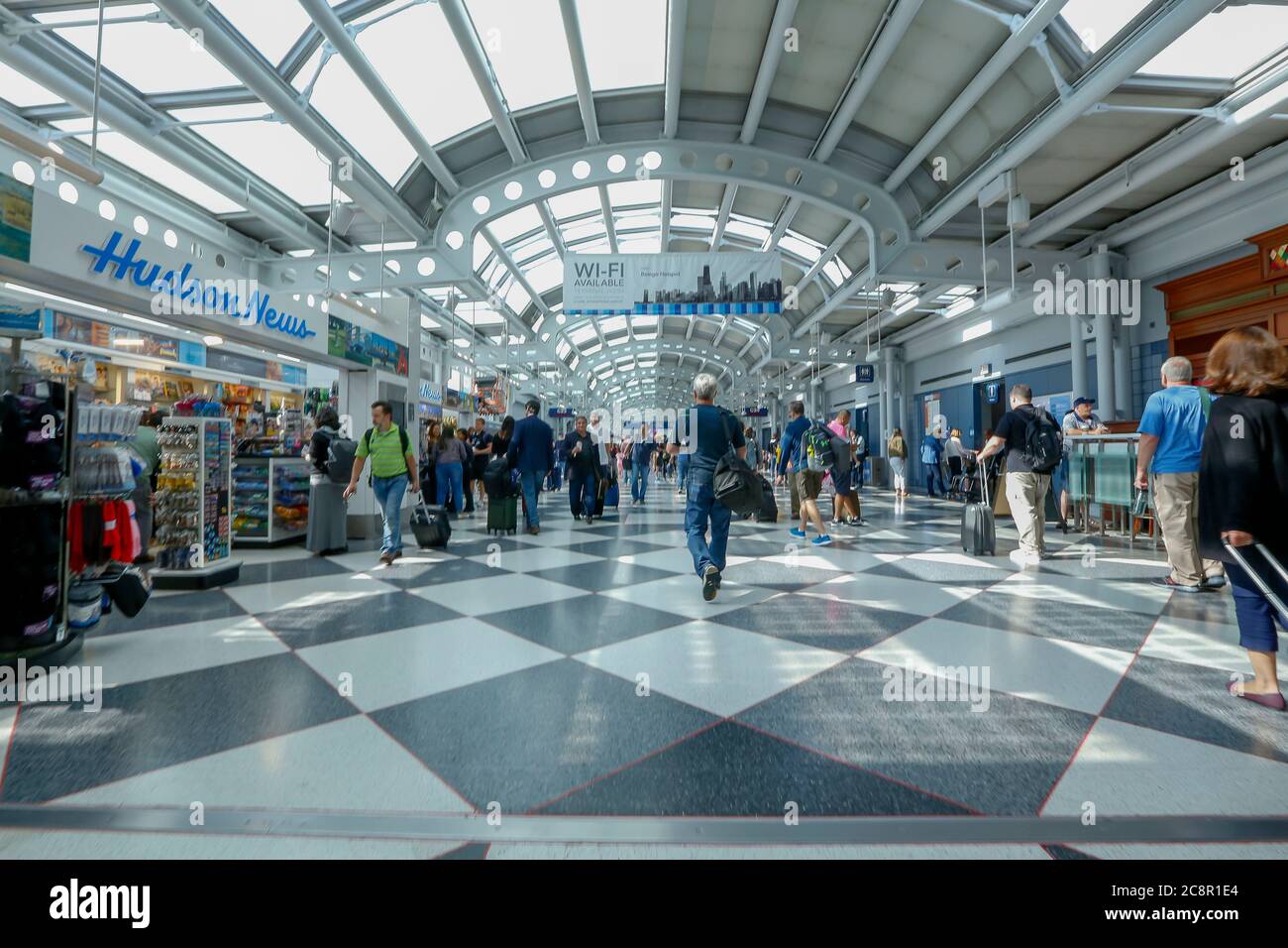 Chicago, USA - 20. Juli 2018: Reisende gehen zu den Toren des Chicago O'Hare International Airport in den USA. Stockfoto