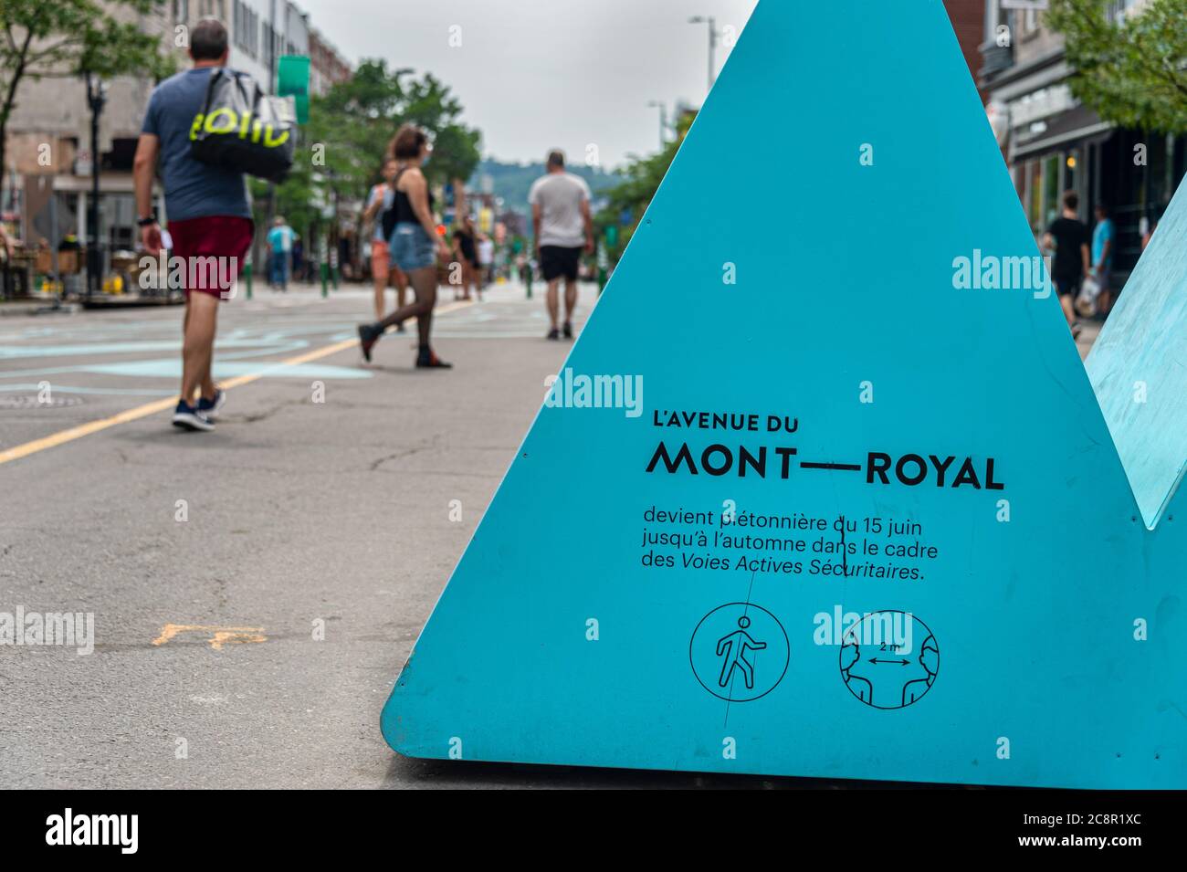 Montreal, CA - 26. Juli 2020: Voies actives securitaires (sichere aktive Transportstrecke) auf der Mont Royal Avenue während der Covid-19 Pandemie Stockfoto