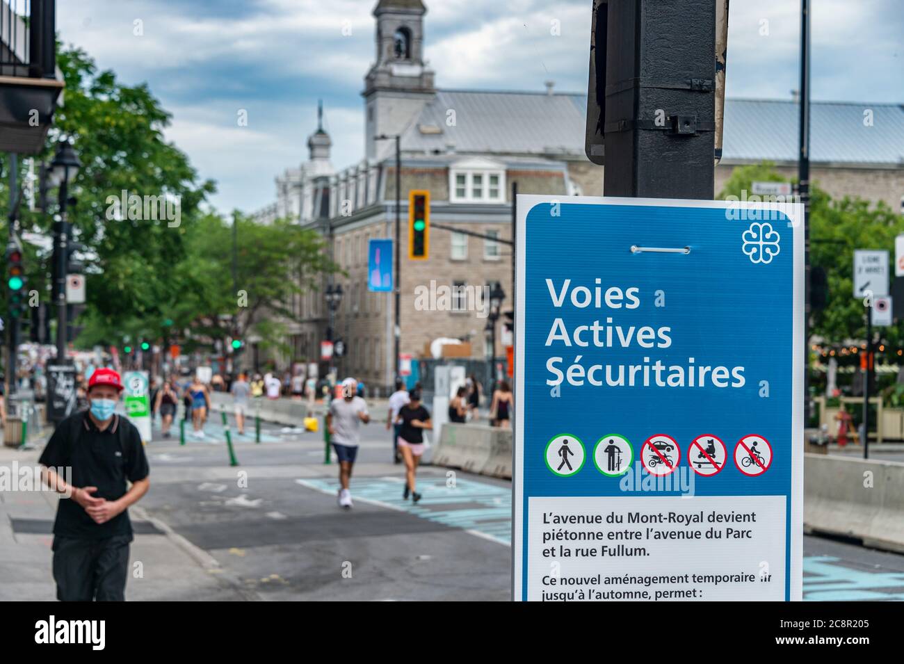 Montreal, CA - 26. Juli 2020: Voies actives securitaires (sichere aktive Transportstrecke) auf der Mont Royal Avenue während der Covid-19 Pandemie Stockfoto