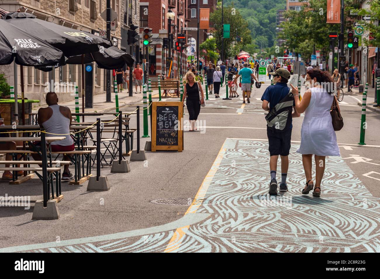 Montreal, CA - 26. Juli 2020: Voies actives securitaires (sichere aktive Transportstrecke) auf der Mont Royal Avenue während der Covid-19 Pandemie Stockfoto