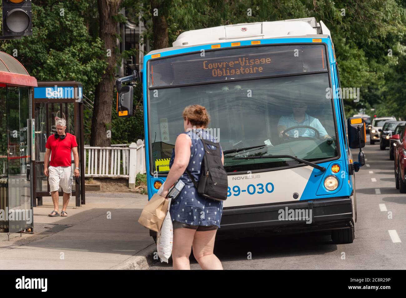 Montreal, CA - 26. Juli 2020: Digital Signage im Bus, die besagt, dass Gesichtsmasken erforderlich sind, um den Bus zu besteigen Stockfoto