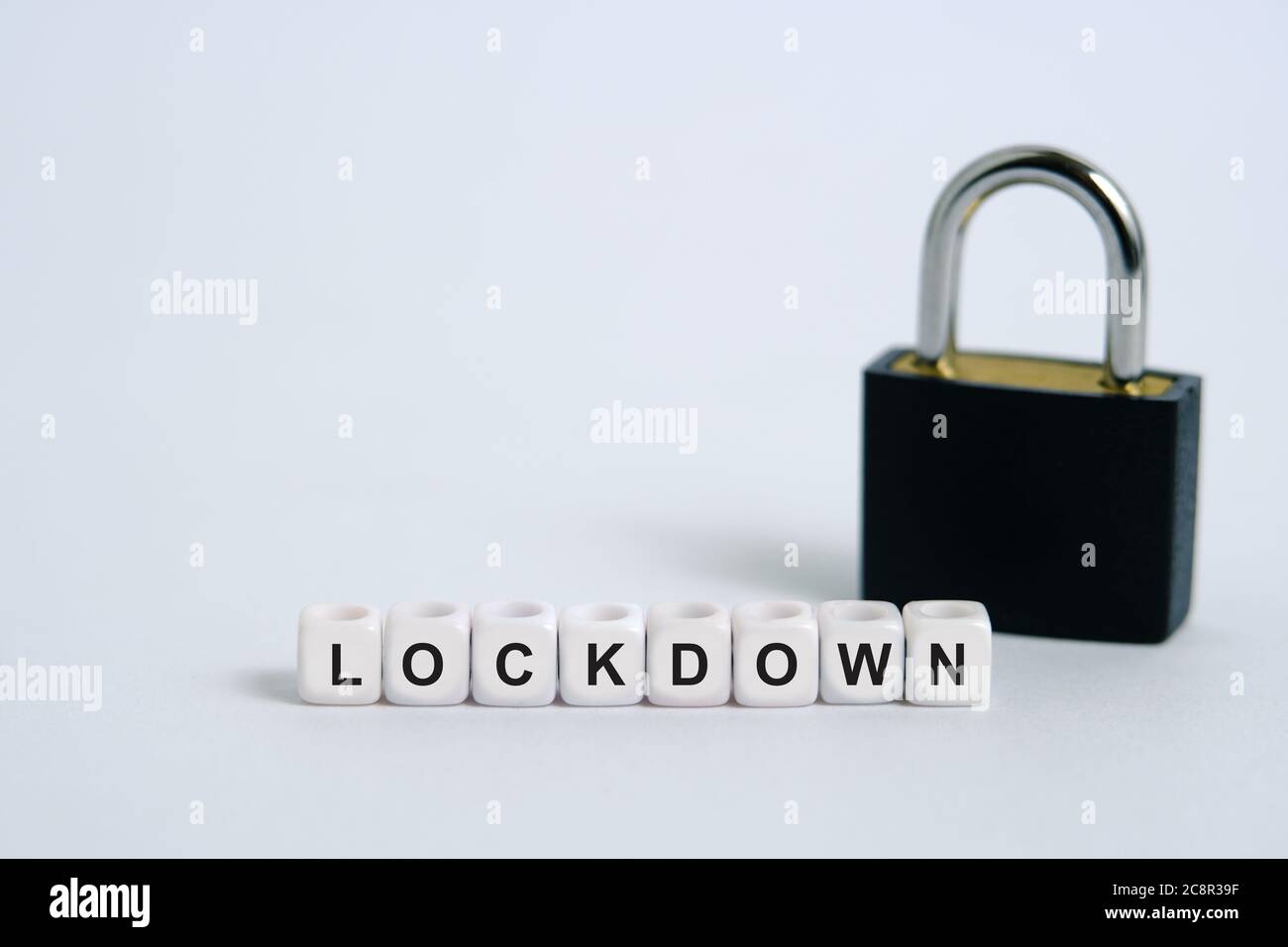 Pandemie Coronavirus konzeptuelle Fotografie – Lockdown Illustration - Wort Perlen mit schwarzem Vorhängeschloss isoliert auf weißem Hintergrund. Bildfoto Stockfoto