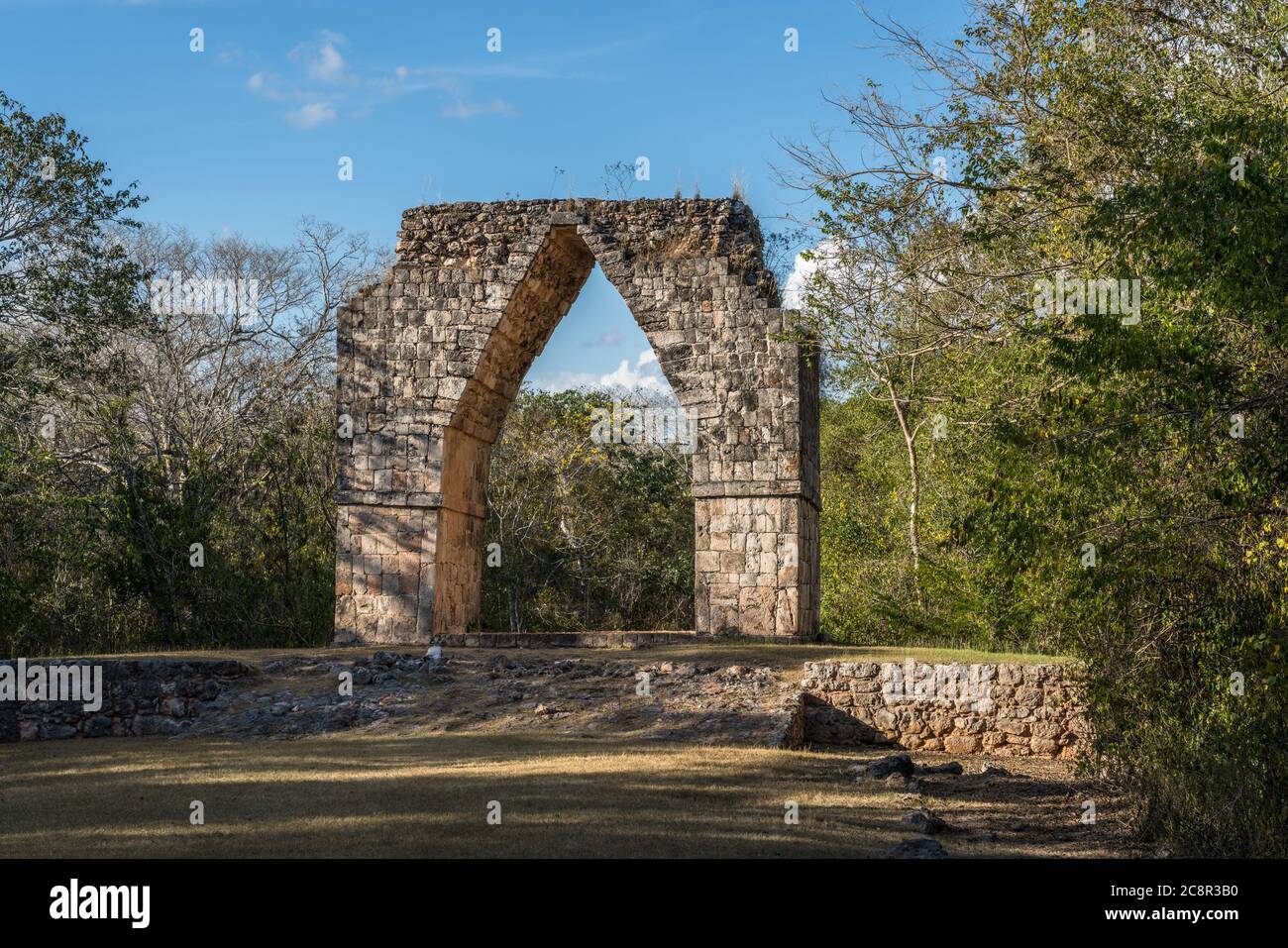 Der Bogen Tor zu den prähispanischen Maya Ruinen von Kabah sind Teil der prähispanischen Stadt Uxmal UNESCO-Weltkulturerbe-Zentrum in Yucatan, Mexiko Stockfoto