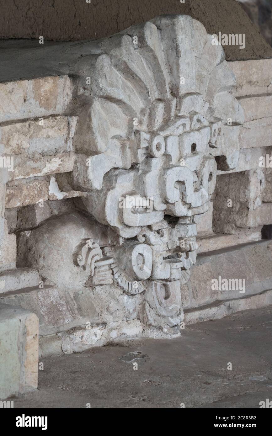 Stuckmasken von Cocijo, dem gott des Blitzes und des Regens im Tempel von Cocijo in den prähispanischen Zapotec Ruinen von Lambityeco im Tal von Oaxaca, Stockfoto