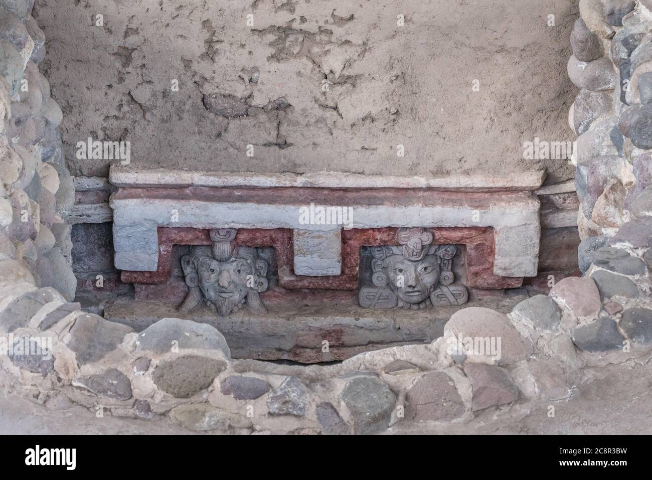 Stuckreliefs mit Darstellung des Herrschers Lord 1 Erdbeben und seiner Frau Lady 10 Cane im Eingang zu Grab 6 in den prähispanischen Zapotec Ruinen von Lambityeco Stockfoto