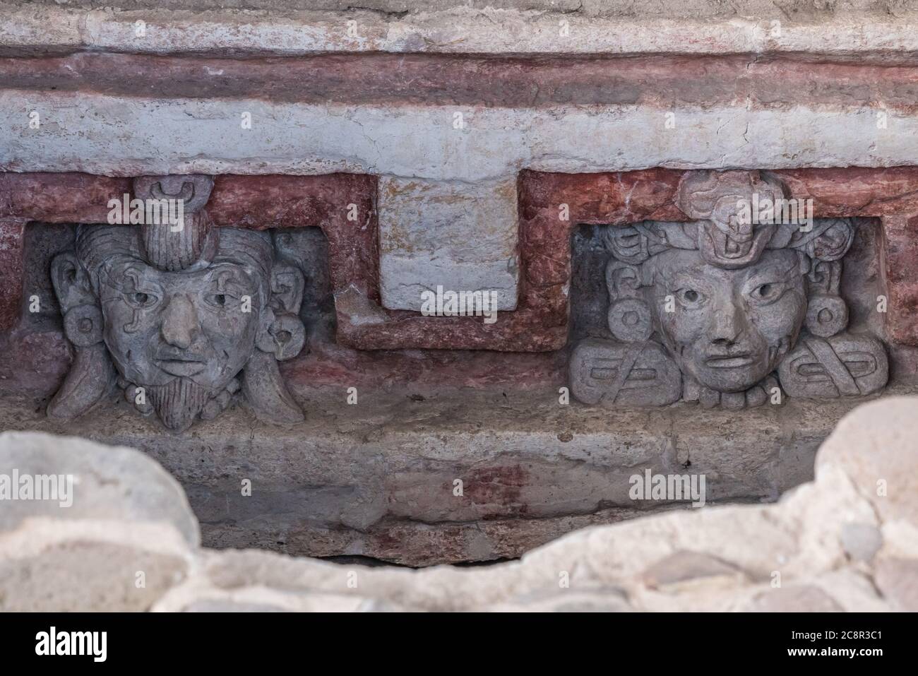 Stuckreliefs mit Darstellung des Herrschers Lord 1 Erdbeben und seiner Frau Lady 10 Cane im Eingang zu Grab 6 in den prähispanischen Zapotec Ruinen von Lambityeco Stockfoto