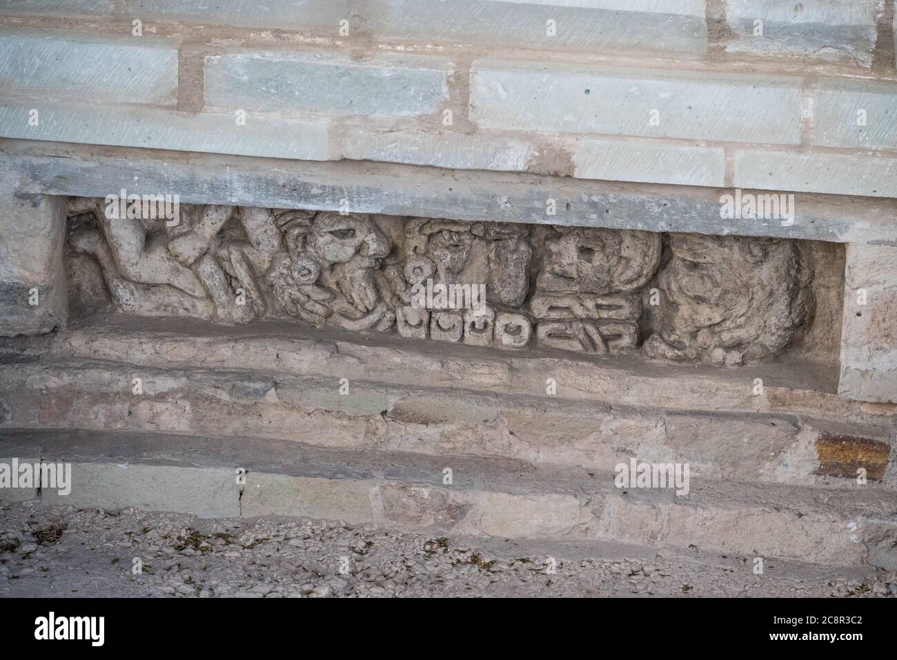 Ein Stuckfries Darstellung Herrscher Lord 4 Gesicht und seine Frau, Lady 10 Affe, im Palast der Racoqui oder Haus des Großen Herrn in Struktur 195 Zoll Stockfoto