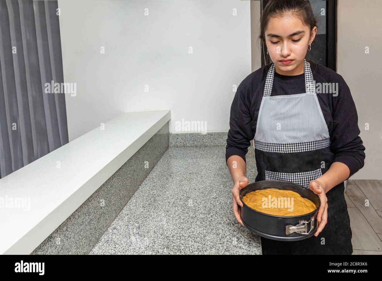 Mädchen Teenager Kochen Kuchen. Sie knetet den Teig. Hausmannskost. Apfelkuchen zu Hause Stockfoto