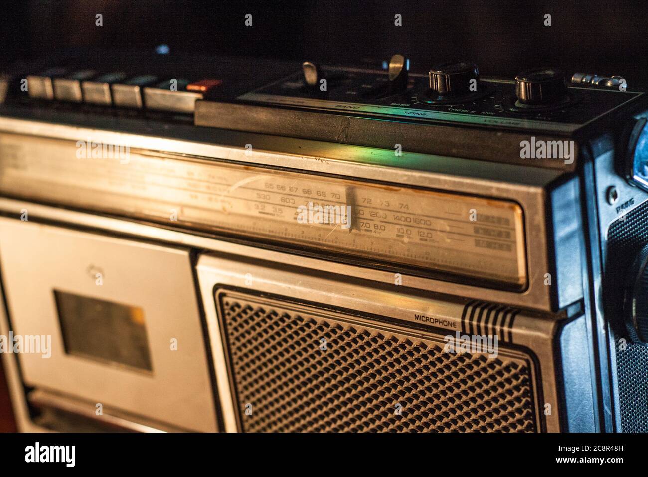 Tragbarer Radio-Kassettenspieler im Retro-Stil aus den 80er Jahren. Stockfoto