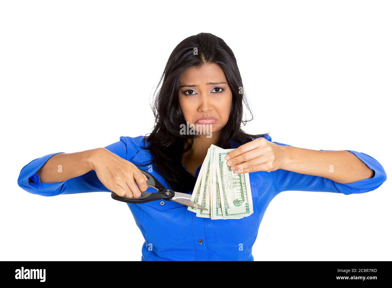 Nahaufnahme Porträt einer jungen sa Business Frau Schneiden Budget, Trimmen Dollar-Rechnungen Bargeld mit Schere, isoliert auf weißem Hintergrund. Stockfoto