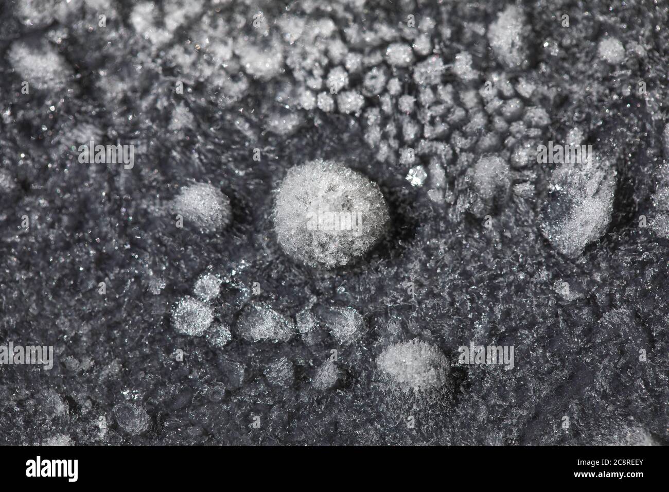 Gefrorenes Wasser tropft auf das Glas, Nahaufnahme auf einem Fensterdisplay. Stockfoto