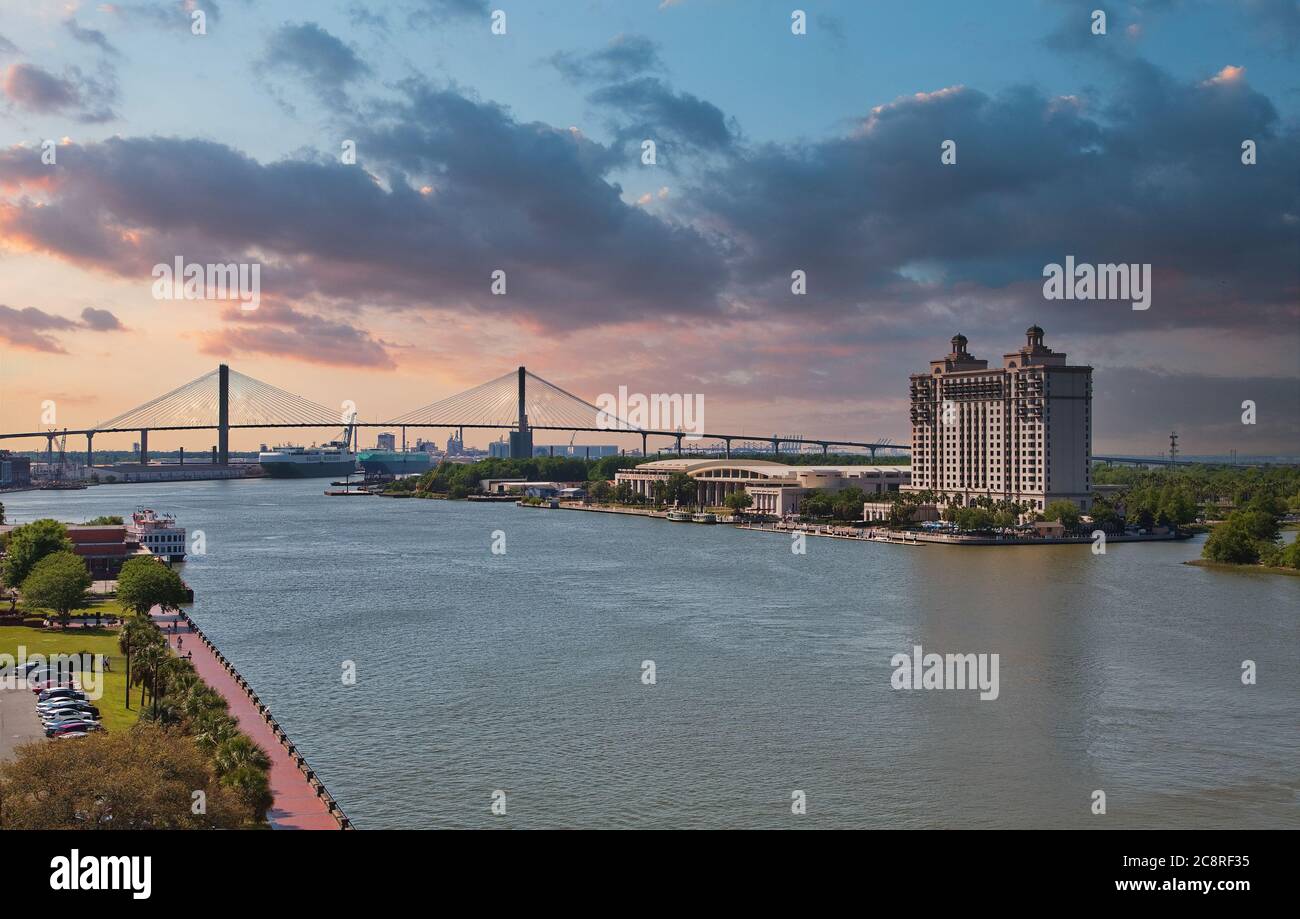 Savannah Convention Center Hotel und Bridge at Dusk Stockfoto