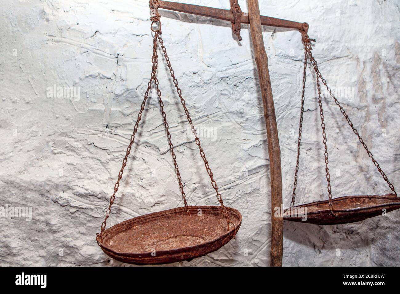 Rostige Waage Waage Balance . Altes Messwerkzeug Stockfoto