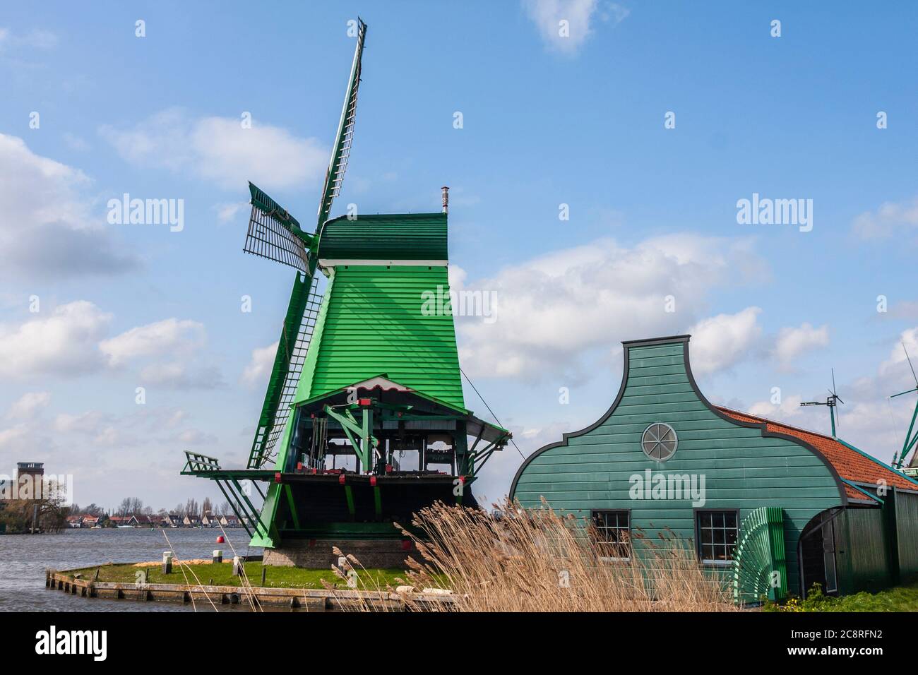 Funktionierende Windmühlen im Zaanse Schans Park und Museum in Nordholland, Niederlande. Dieser Park ist ein nationales Bemühen, Hollands Geschichte zu bewahren. Stockfoto