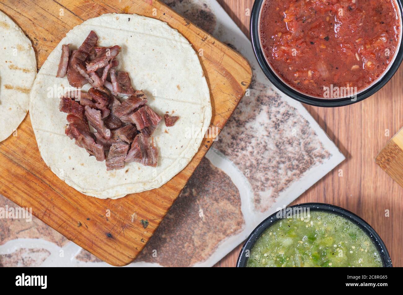 Carne Asada, mexikanischer Grill, Tacos von Rindfleisch mit hausgemachten Salsas Stockfoto