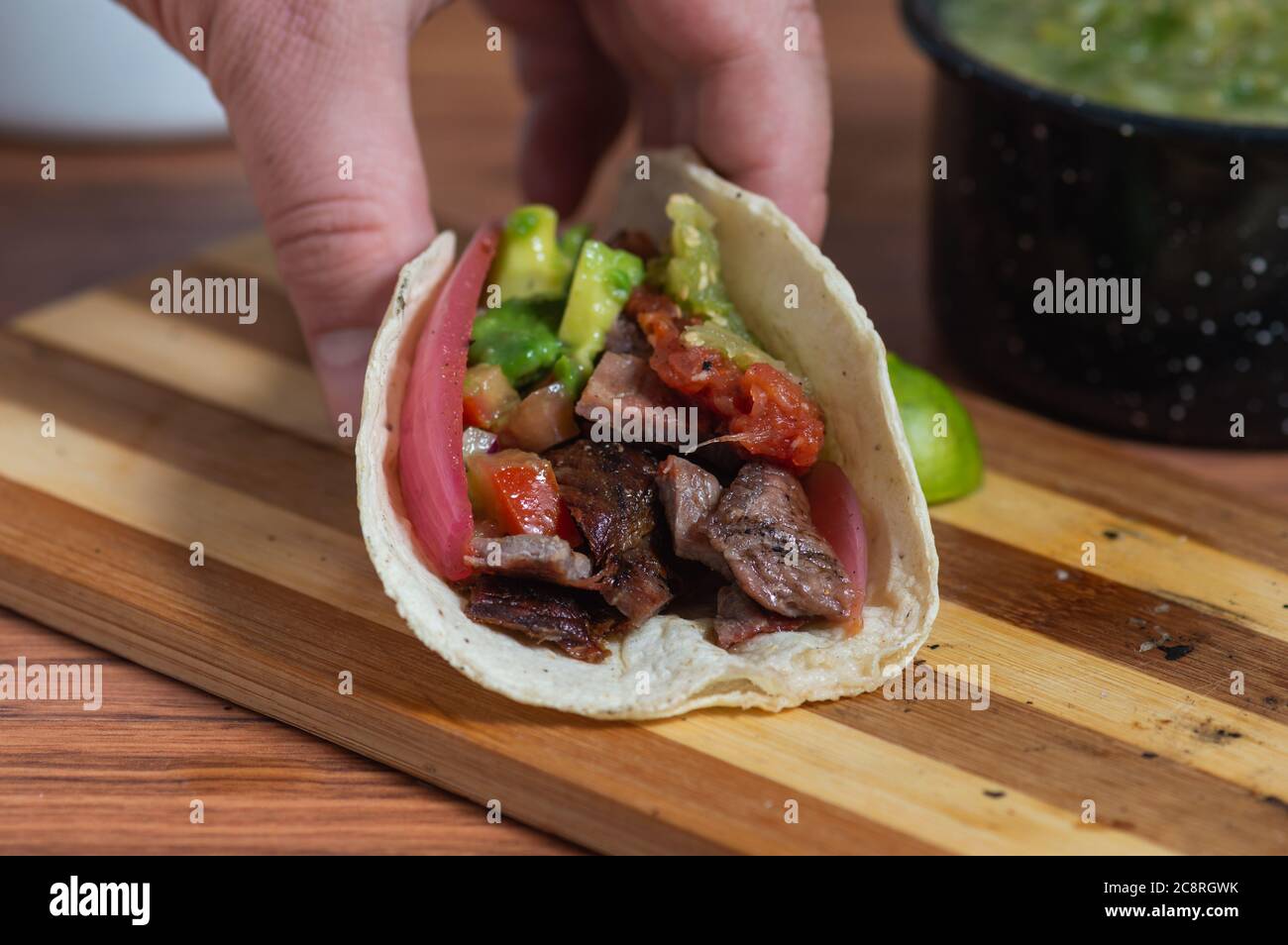 Mexikanisches Barbecue, Tacos von Carne Asada und Chorizo mit Guacamole und hausgemachten Salsas Stockfoto