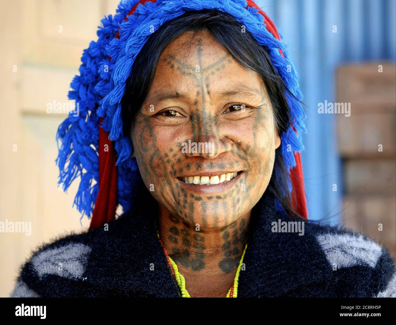 Chin Muun Tribal Woman mittleren Alters ('Spider Woman') mit traditionellen Gesichts-Tattoo. Stockfoto