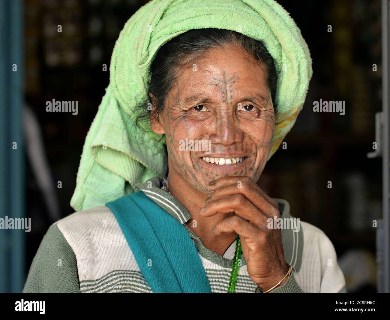 Ältere Chin Muun Stammesfrau ('Spider Woman') mit traditionellen Gesichts-Tattoo-Posen für die Kamera. Stockfoto
