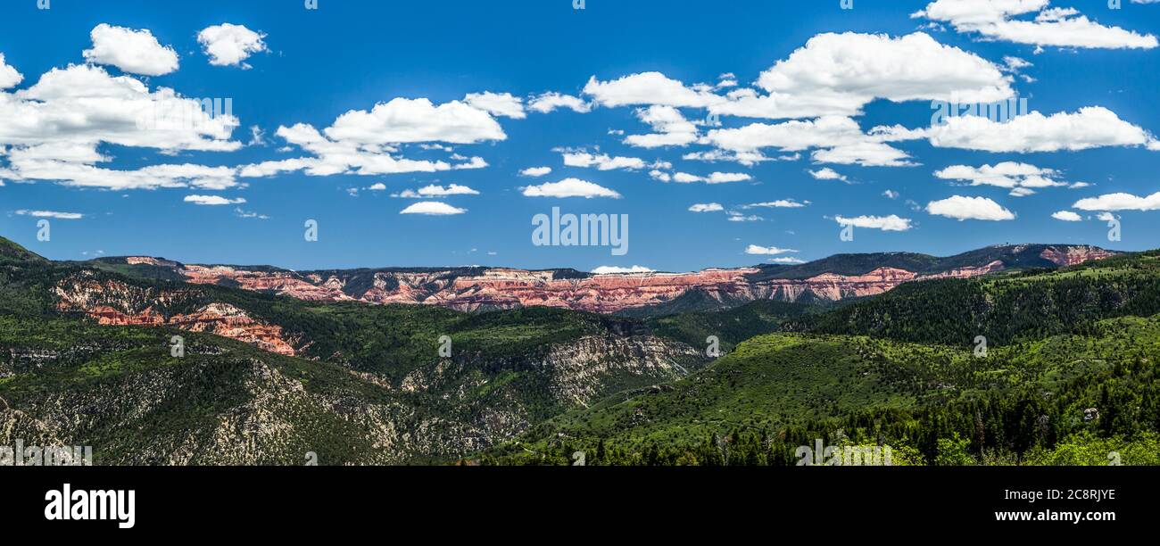 Cedar bricht Panorama-Composite aus drei Bildern in hohe Auflösung breiten Aufnahme von roten Felsen Klippen. Stockfoto