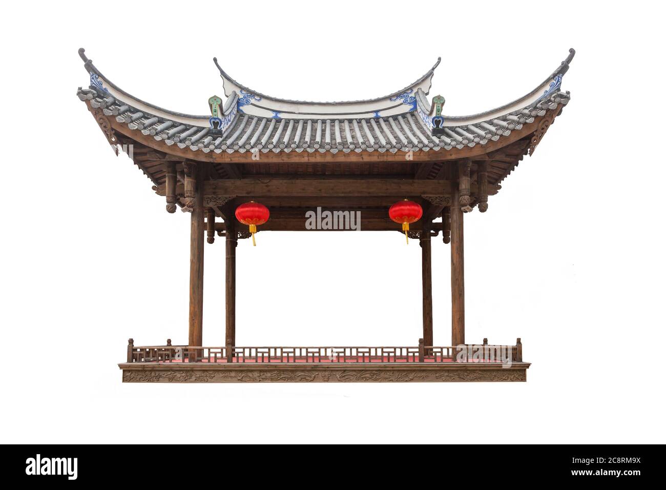 Alter chinesischer traditioneller Pavillon oder Bühne mit roter Laterne, isoliert auf weißem Hintergrund Stockfoto